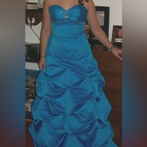 Jump Apparel Elegant Teal Prom-style dress
